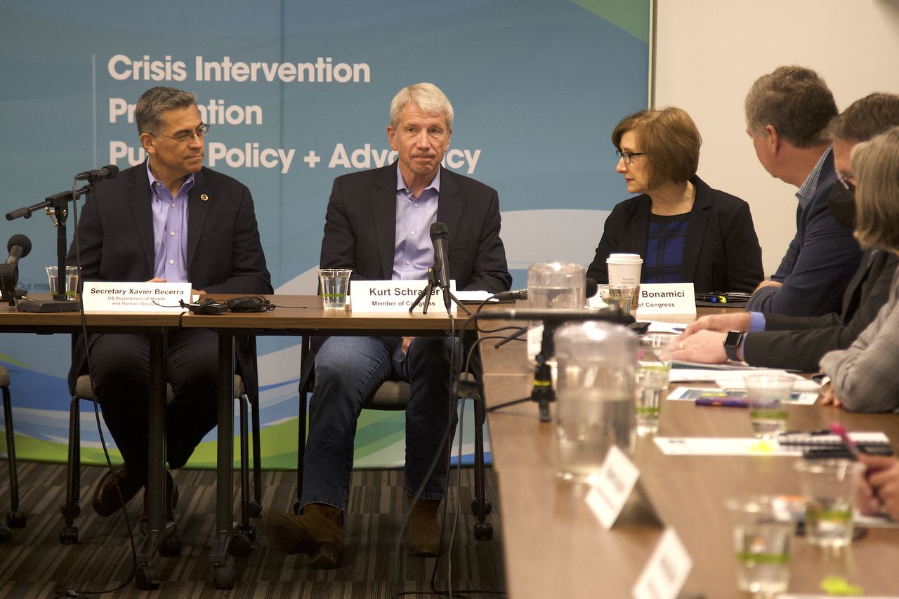 Oregon politicians meet with U.S. Department of Health and Human Services secretary